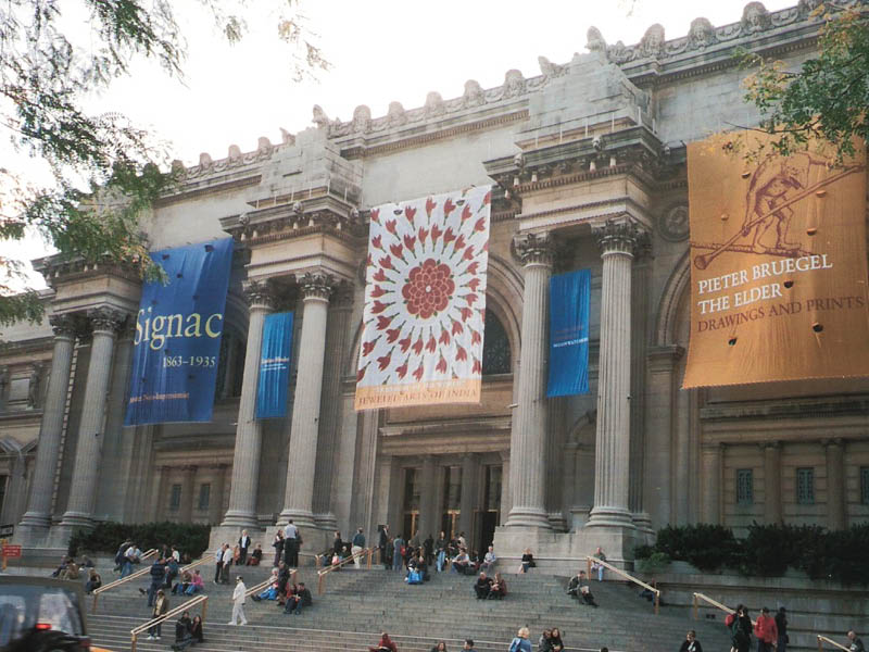Treasury of the World: Jewelled Arts of India in the Age of the Moghuls exhibition banner outside the Met 18 October 2001 – 13 January 2002